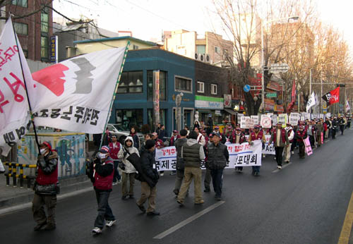 이주노동자 투쟁단이과 집회 참석자들이 종로5가를 향하고 있다. 